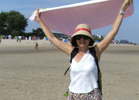 Picture of StoryPlanet writer Gabriele Ritter at the beach