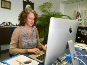 Picture of StoryPlanet writer Johanna da Rocha Abreu at work
