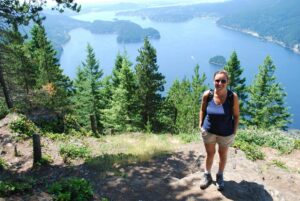 Picture of StoryPlanet writer Leonore Kleinkauf hiking overlooking a lake