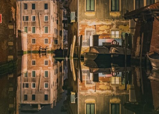 Ein Haus in Venedig von David P. Steel, eine Geschichte der App StoryPlanet Deutsch Pro, Foto von Massimo Adami, mit freundlicher Genehmigung von Unsplash