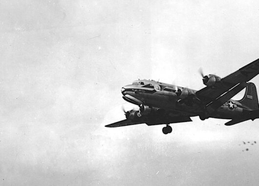 Vom Himmel gefallen von Johanna da Rocha Abreu, eine Geschichte der App StoryPlanet Deutsch Pro, Foto USAF C-54_Berlin_Airlift_1949, mit freundlicher Genehmigung von Wikimedia Commons
