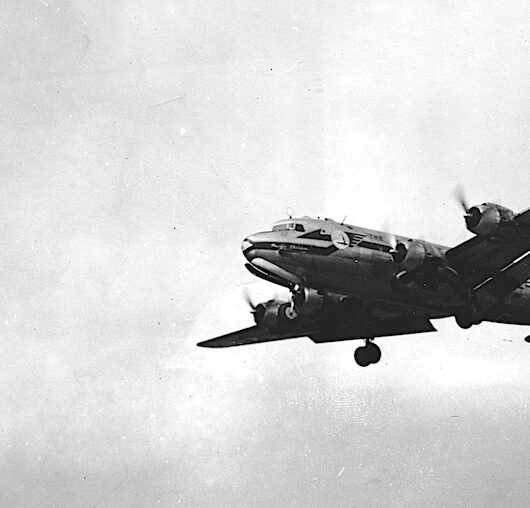 Vom Himmel gefallen von Johanna da Rocha Abreu, eine Geschichte der App StoryPlanet Deutsch Pro, Foto USAF C-54_Berlin_Airlift_1949, mit freundlicher Genehmigung von Wikimedia Commons