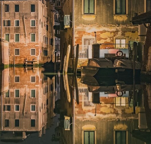 A House in Venice by David P. Steel, a story from the app StoryPlanet English Pro, photo by Massimo Adami, courtesy of Unsplash
